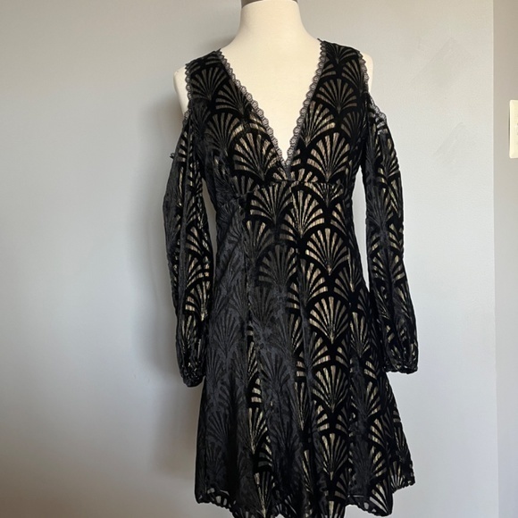 Alice + Olivia Aria Cold Shoulder Black Velvet Holiday Christmas Mini Dress 4 S - Picture 4 of 13